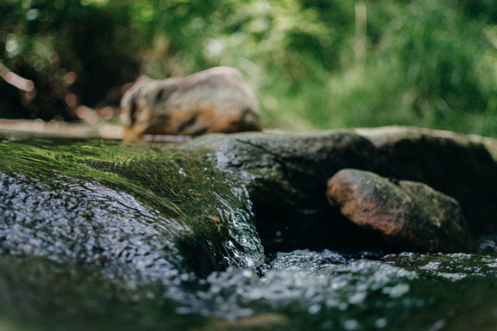 Foto de Max Andrey: https://www.pexels.com/pt-br/foto/fotografia-de-lapso-de-tempo-do-rio-1333396/